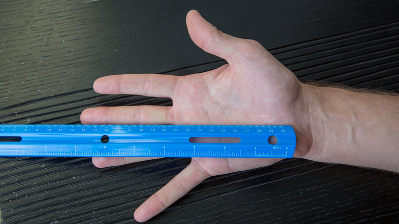 Illustration for article titled How Does the iPhone 5 Fit in Your Hand? A GIF Guide